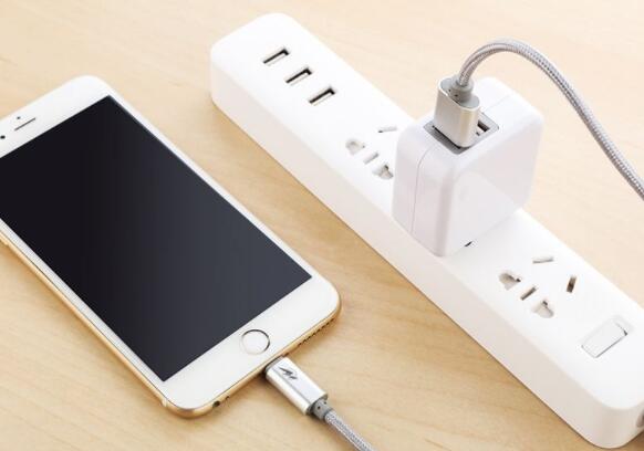 手機充電器輸出電流是直流還是交流電？如何安全使用？